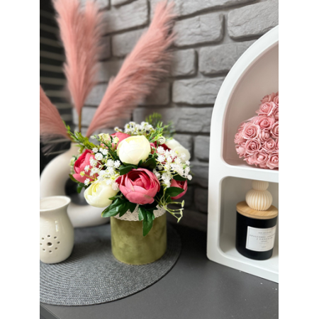 Welurowy flowerbox zgniła zieleń z bukietem peonii